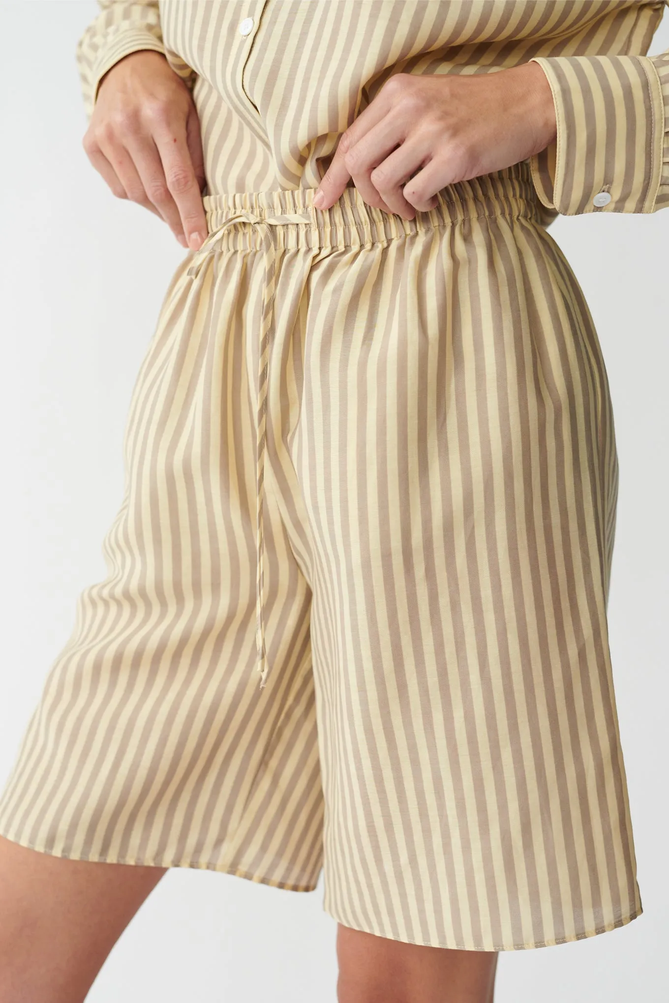 ELI SHORTS - BANANA/SAND STRIPE - SILK/COTTON